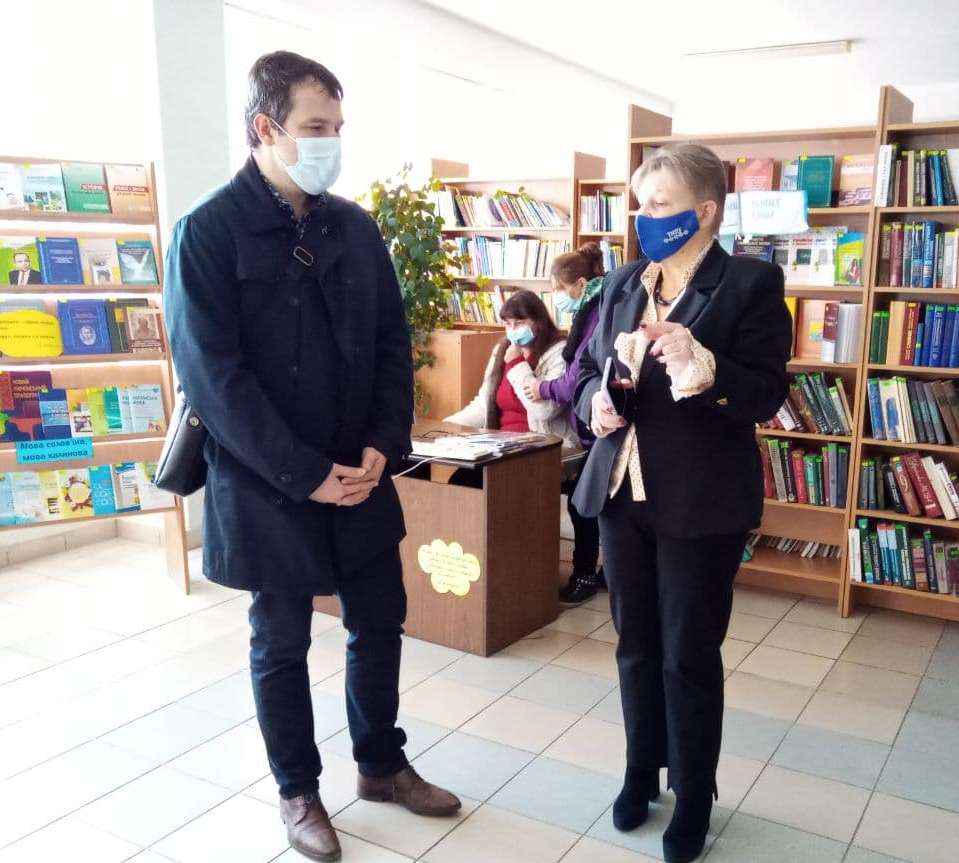 Директорка бібліотеки Ірина Чайка познайомила керівника проекту із можливостями та здобутками наукової бібліотеки університету